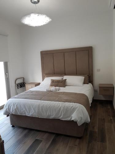 Кровать или кровати в номере Evmelia Kakopetria Suites