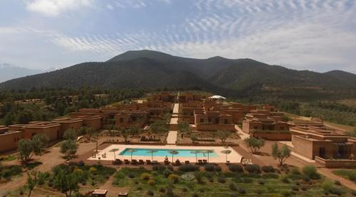 - une vue aérienne sur un complexe avec une piscine dans l'établissement Terres d'Amanar, à Tahannaout