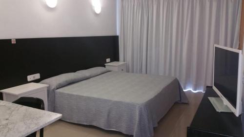 Säng eller sängar i ett rum på Es Grop Apartments