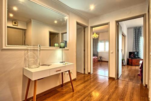パーソ・デ・アルコスにあるPaço de Arcos Apartmentの白いデスクと鏡が備わる客室です。