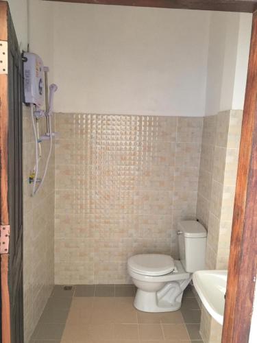 a bathroom with a toilet and a sink at Villa Mekong Guesthouse in Pakbeng