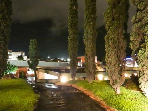 Κήπος έξω από το Silmar Hotel/Motel