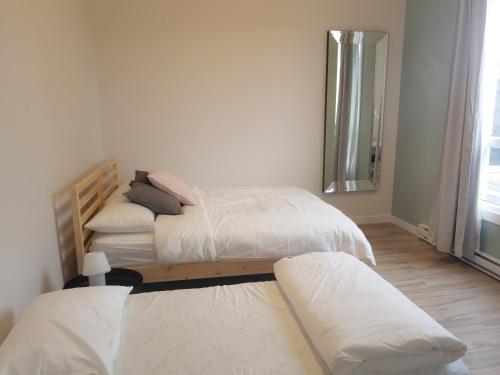 a bedroom with two beds and a window at Ottawa Stay Downtown Suites in Ottawa