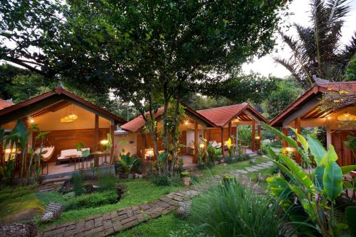 a house with a garden in the middle of a yard at Kalapa Boutique Resort & Yoga in Canggu