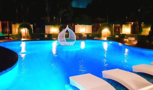 una piscina por la noche con un objeto blanco en el agua en Kumpul Kumpul Villa Seminyak - CHSE Certified, en Seminyak