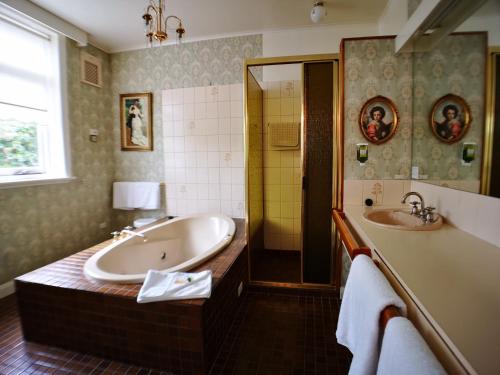 Kylpyhuone majoituspaikassa Motel Mayfair on Cavell