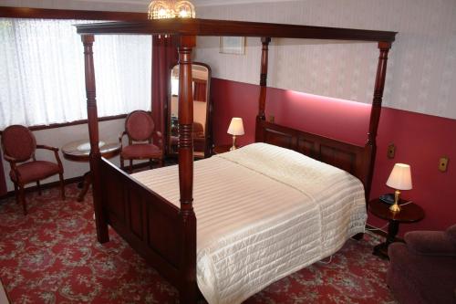Katil atau katil-katil dalam bilik di Motel Mayfair on Cavell