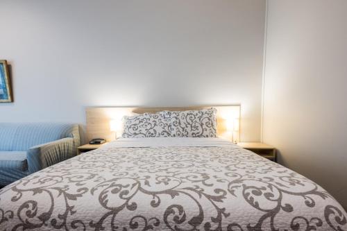 Una cama o camas en una habitación de The Westhaven Motel