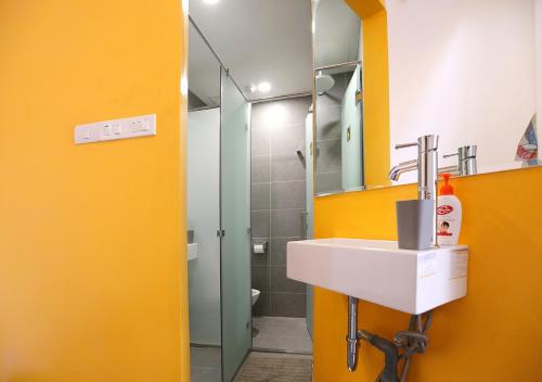 A bathroom at Hanoi Banana Hostel