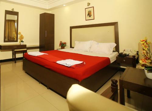 Un pat sau paturi într-o cameră la Hotel Rajavihar