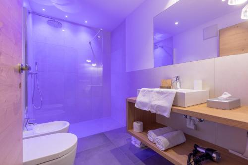 Haus Christian في نوفا ليفانتي: حمام مع حوض استحمام ودش