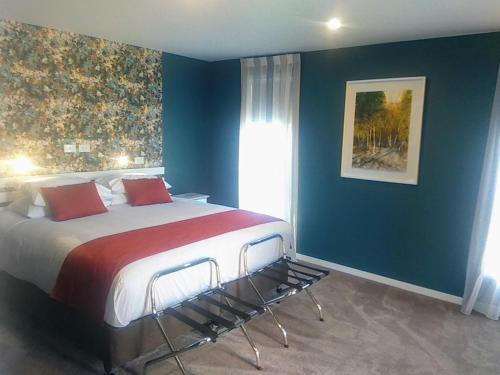 Ένα ή περισσότερα κρεβάτια σε δωμάτιο στο Little Lodge Wanaka