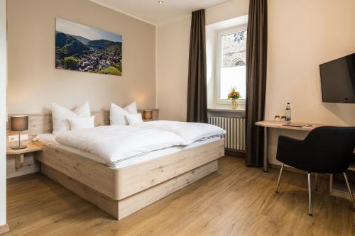 En eller flere senge i et værelse på Hotel-Restaurant Ruland