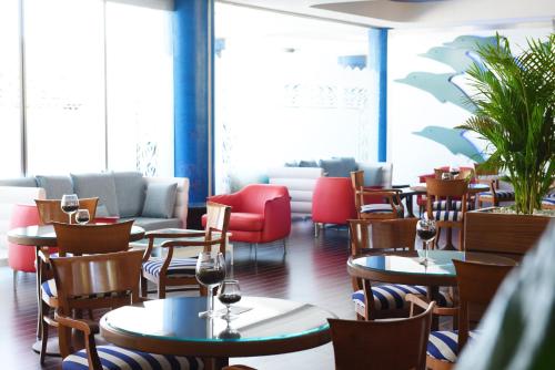 Een restaurant of ander eetgelegenheid bij Club Hotel Eilat - All Suites Hotel