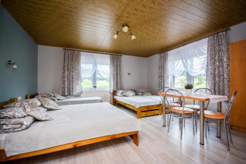 ツァルナ・グラにあるW Murowanicyのベッドルーム1室(ベッド2台、テーブル、椅子付)