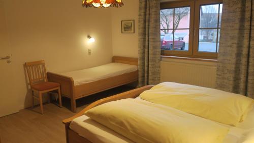 Un pat sau paturi într-o cameră la Fewo Breitenlesau
