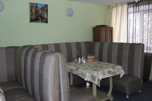 鄂木斯克的住宿－Aero Hotel，客厅配有沙发和桌子