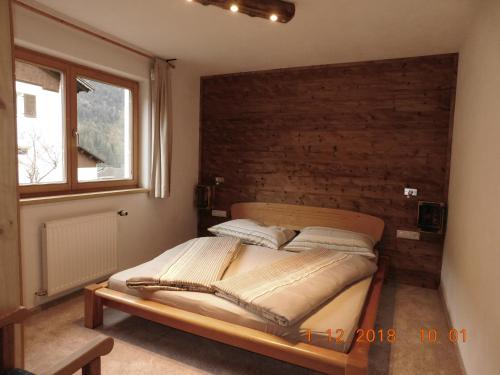 Cama en habitación con pared de ladrillo en Haus Wachter Anke, en Gaschurn