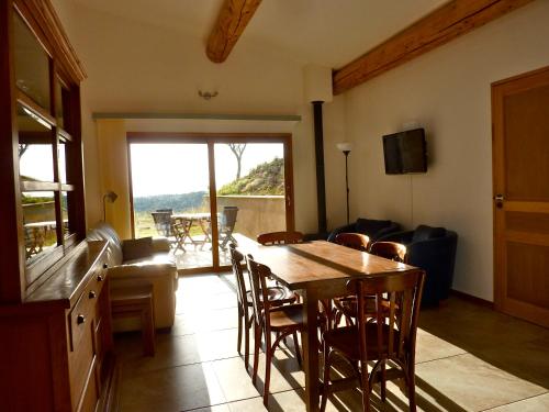 sala de estar con mesa y sofá en Coutelon, havre de paix en pleine nature en Saint-Jurs