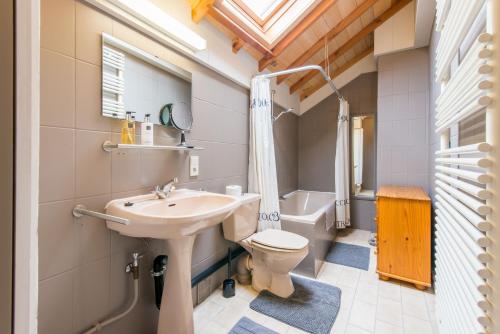 La salle de bains est pourvue d'un lavabo et de toilettes. dans l'établissement Huyze Aïda, à Bruges