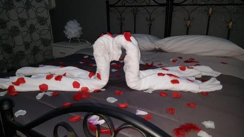 two swans made out of towels on a bed at Alba Camere in Palermo