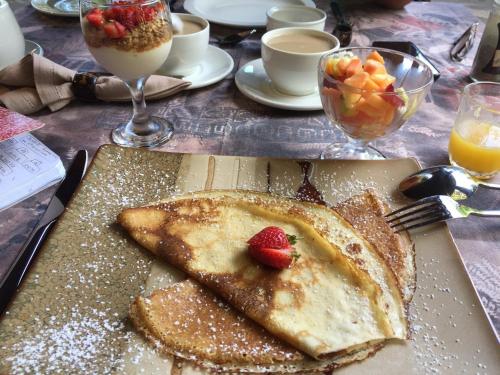 Un plato de comida con tostadas y fresas en una mesa. en Kwalucia Private Safari Retreat, en St Lucia