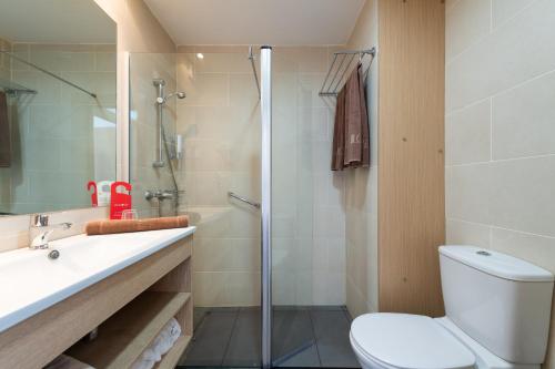 a bathroom with a toilet and a sink and a shower at Holiday Club Puerto Calma in Puerto Rico de Gran Canaria