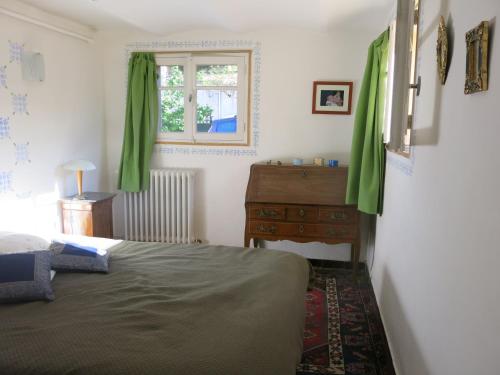 une chambre avec un lit, une commode et une fenêtre dans l'établissement Maison avec jardin sur une colline, à Marseille