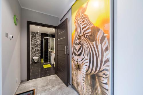 korytarz z obrazem zebry na ścianie w obiekcie Apartament Sun & Ski Willa K2 Black & White w mieście Karpacz