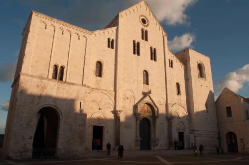 una iglesia grande con gente parada frente a ella en Melo Accommodations, en Bari