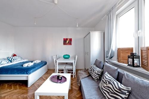 ワルシャワにあるNoctis Apartment Pańska IIIのリビングルーム(ベッド1台、ソファ付)