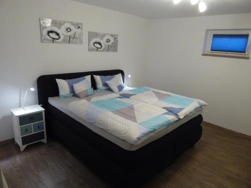 een slaapkamer met een bed met een quilt bij Atempause in Nideggen