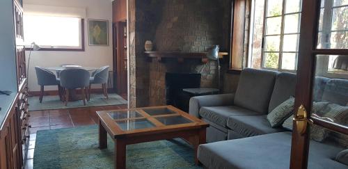 un salon avec un canapé et une table basse dans l'établissement Casa Magda, à Vigo