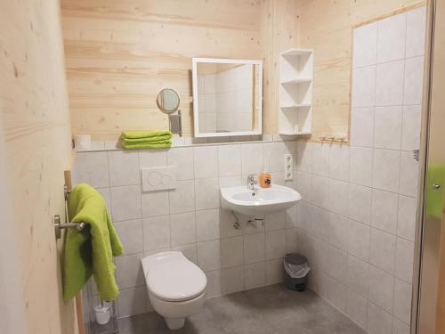 a bathroom with a toilet and a sink at Gästehaus am Hahnenkamm in Reutte