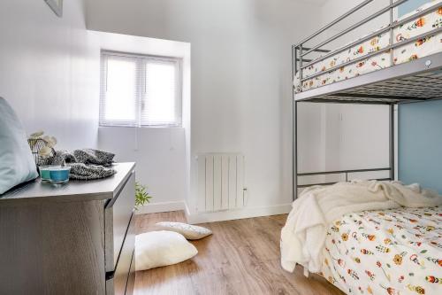 a bedroom with a bunk bed and a desk at Freedomus Marne-La-Vallée "Côté Loft" in Esbly