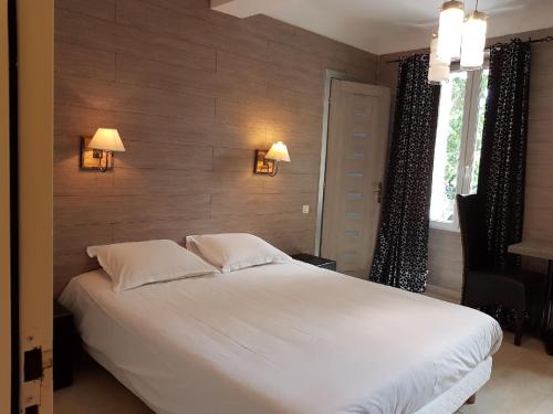 シジャンにあるLe Jardin des Oliviersのベッドルーム1室(大きな白いベッド1台、枕2つ付)