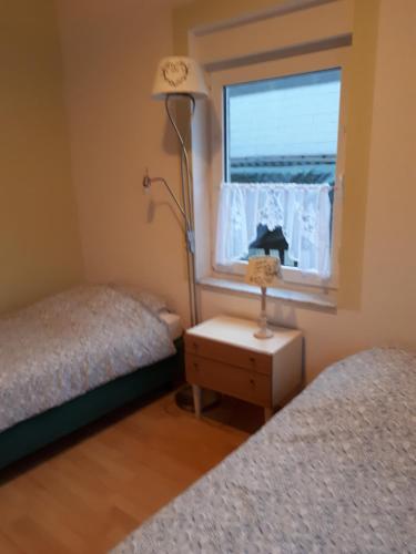 1 Schlafzimmer mit 2 Betten und einem Fenster in der Unterkunft Helmut Marx in Heimbach