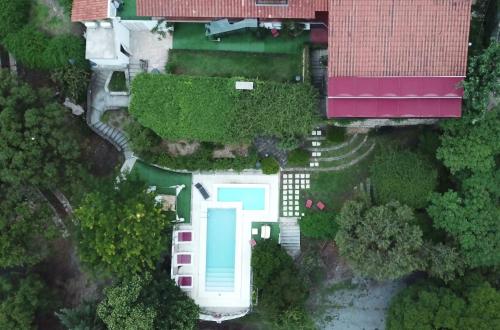 an overhead view of a house with a swimming pool at Casa Alta Hotel Boutique & Spa - Solo Adultos in Villa Carlos Paz