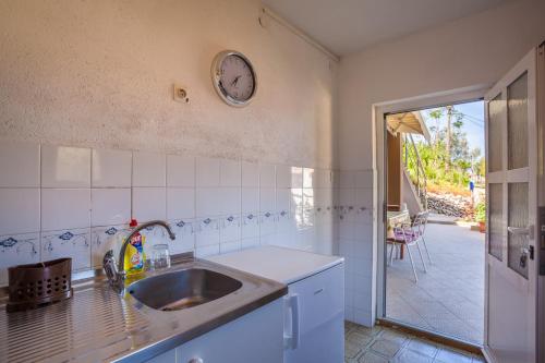 Kuchyň nebo kuchyňský kout v ubytování Apartment Surdić