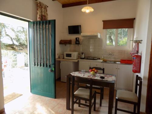 Virtuvė arba virtuvėlė apgyvendinimo įstaigoje Villa Elli Panoramic View