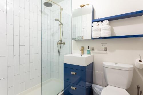 een badkamer met een douche, een toilet en een wastafel bij Uptown Gem in Chicago