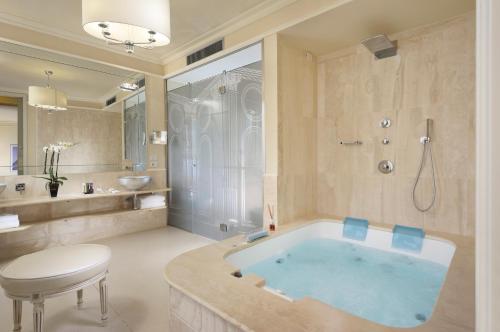Brunelleschi Hotel tesisinde bir banyo