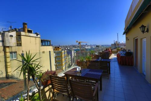 Rõdu või terrass majutusasutuses Kafkas Hotel Istanbul