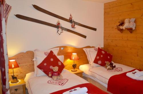 ein Schlafzimmer mit zwei Betten mit Teddybären drauf in der Unterkunft ECRINS ETOILE C9 in Samoëns
