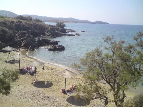 una playa con sombrillas y personas en la arena en Villa Annita, with extraordinary view near the sea, en Finikas