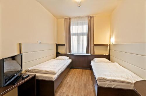 Un pat sau paturi într-o cameră la Hotel Trevi