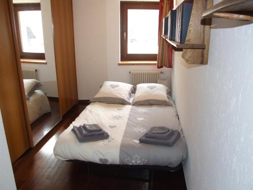 a small bed in a room with towels on it at Le Rocher in Châtillon