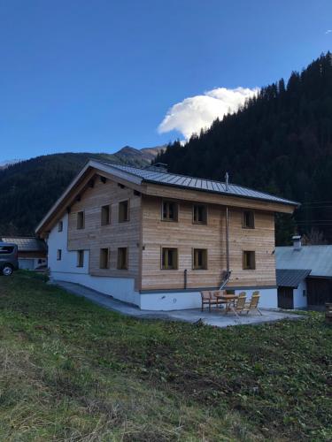 a log cabin with a picnic table in front of it at Klösterle 72 -Annas Lodge in Klösterle am Arlberg