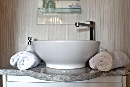 A bathroom at Rooms at Uphill 