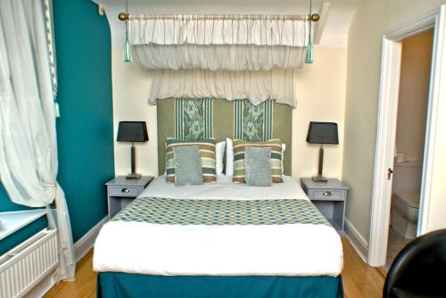 A bed or beds in a room at Rooms at Uphill 